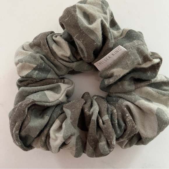 Chelsea King Scrunchie - Picture 4 of 6